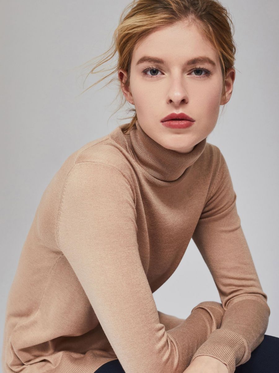 Balistarz-model-Kate-Ermakova-portrait-shoot-resting-in-brown-turtleneck